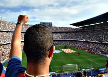 المغرب الرياضي  - مغنية تكشف النقاب عن ارتباطها بيامال