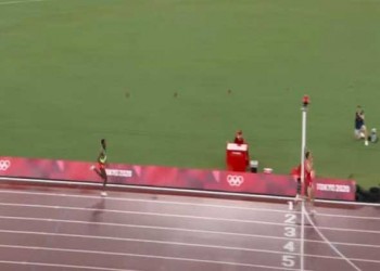 المغرب الرياضي  - عرقلة خاطئة من نيجيل أموس تقود عداء لنهائي سباق 800 متر
