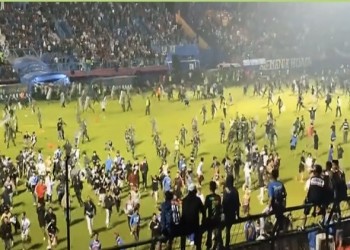 المغرب الرياضي  - شغب في ملعب أندونيسي يتسبّب في مقتل ١٧٤ شخصاً في حادثة هي الأبشع لمبارة رياضية